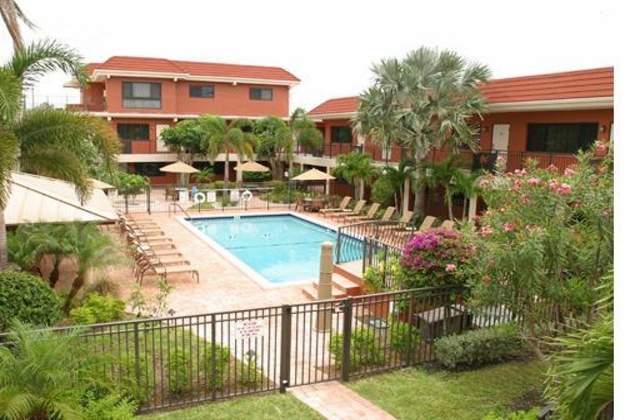 Away Inn Lauderdale-by-the-Sea Exterior photo